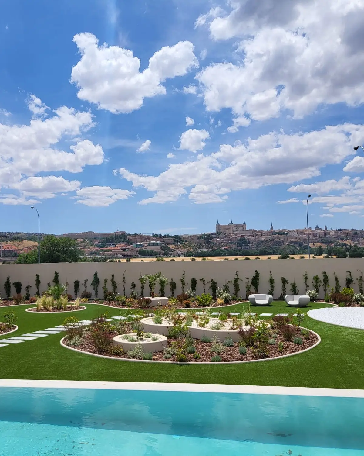 Jardín de obra nueva terminado en Sonseca, con el Alcázar de Toledo al fondo