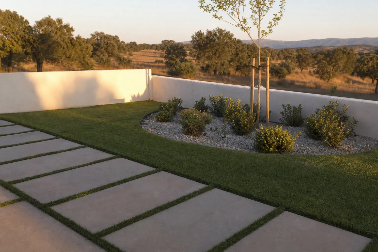 Jardín recién terminado con césped, un parterre de grava y un camino de losas